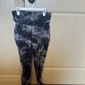 Women’s‎ LuLulemon Size 6 Black and Gray Tie-Dye Leggings